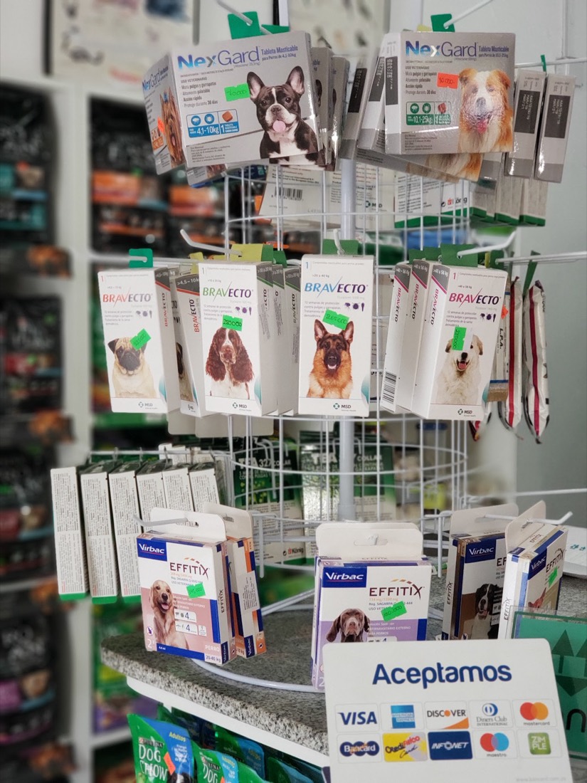 Exhibidor con antipulgas y antiparasitarios
