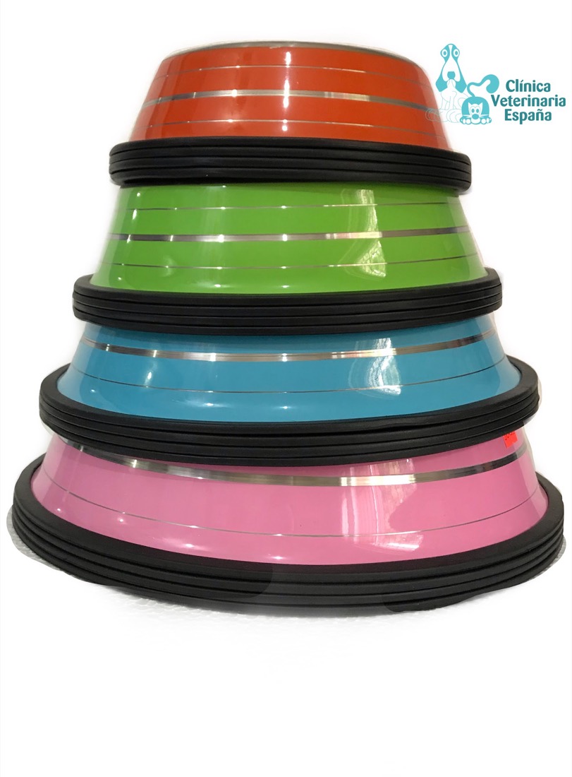 Comederos de colores apilados, con el logo de la clínica