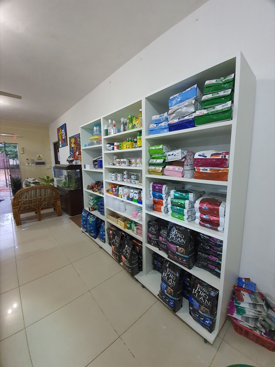 Estantes de la tienda con bolsas de alimento balanceado
